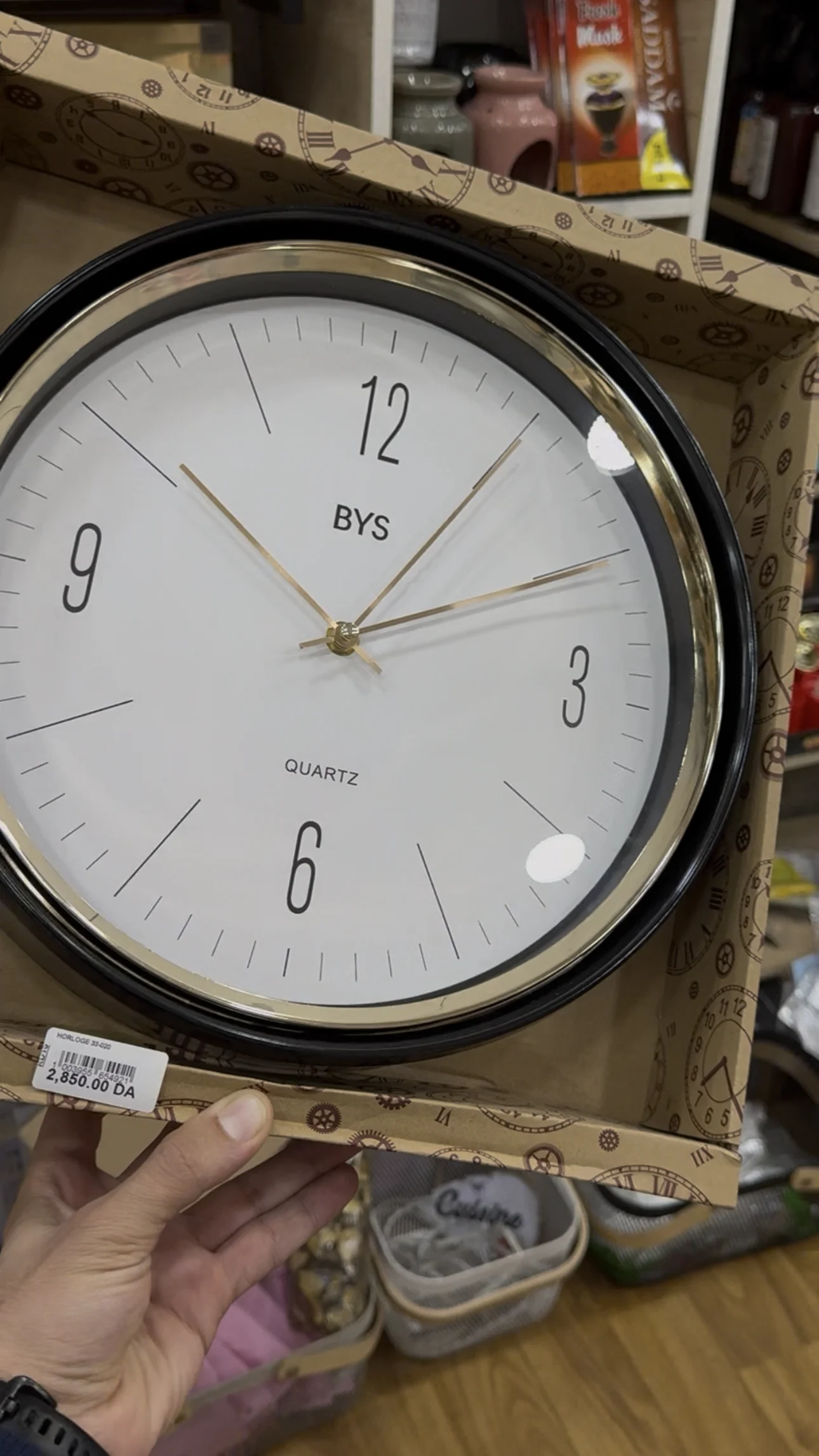 ساعة حائط أنيقة بتصميم عصري وبسيط